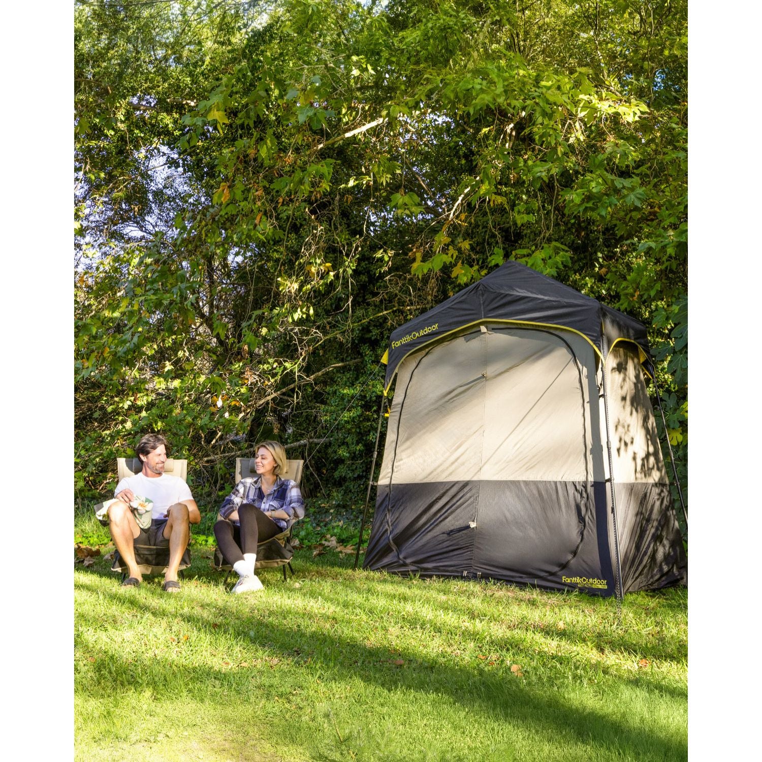 FanttikOutdoor Zeta A2 Pro shower tent with a couple relaxing in chairs.