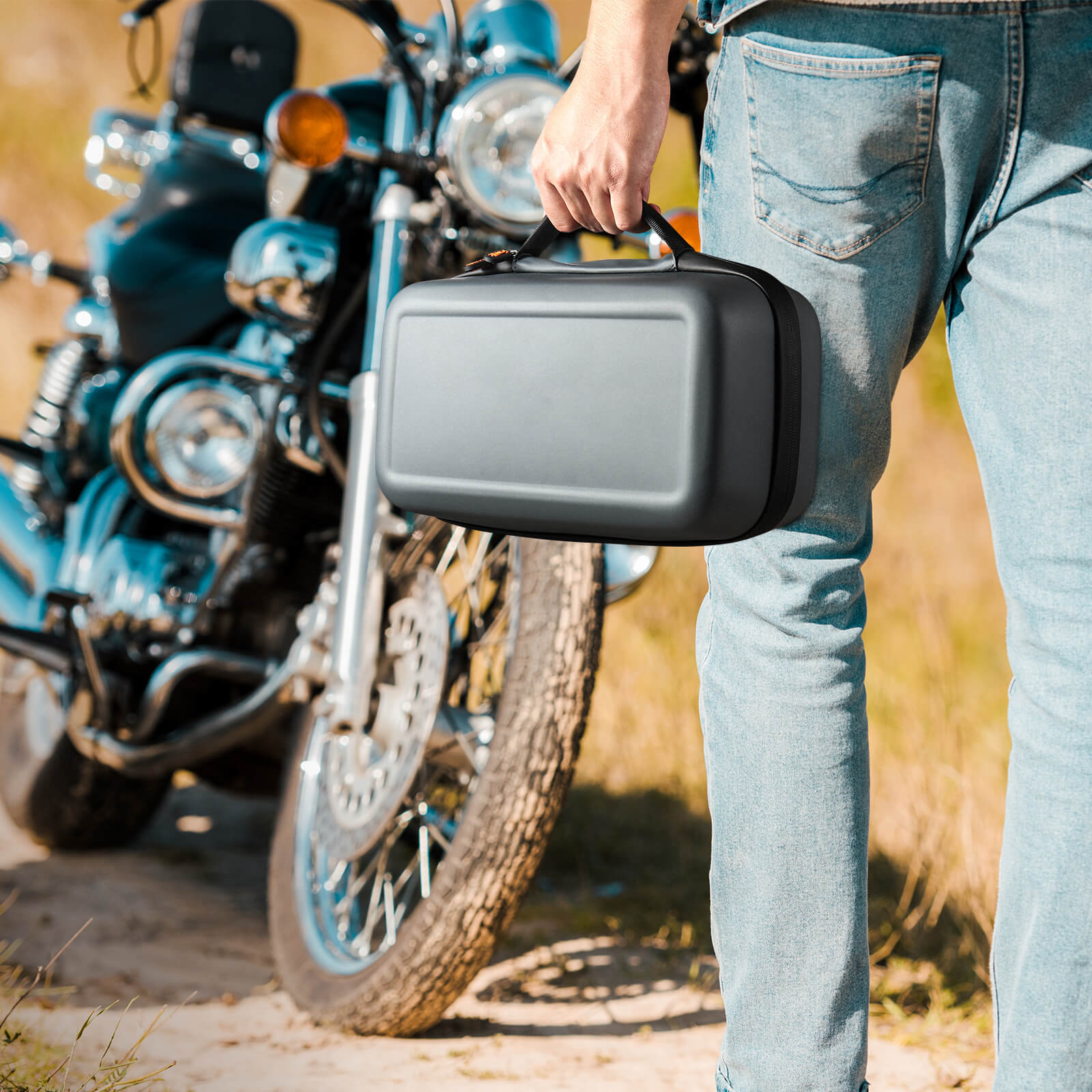 With the non-slip and comfortable handle, this portable and compact carrying case is easy to keep your T8 jump starter and accessories together and take them everywhere.